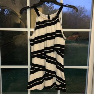 🌸 White House Black Market black and white blouse size XS